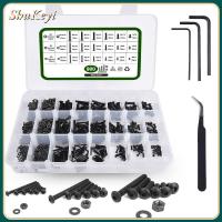 SHUKEYI 900Pcs M2 M3 M4 สกรูฝาครอบซ็อกเก็ตหัวปุ่ม HEX เหล็กอัลลอยเกรด10.9 สีดำสีดำ ประเภทสกรูเมตริก พร้อมประแจหกเหลี่ยม ชุดแหวนรองน๊อตและน๊อต เครื่องจักรความแม่นยำสูง