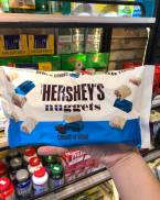 SOCOLA HERSHEY S NUGGETS COOKIES N CREME WHITE CHOCOLATE WITH COOKIE BITS