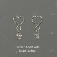 SissyJewelry // ต่างหูเงินแท้ รุ่น Twisted heart with heart cz drop stud