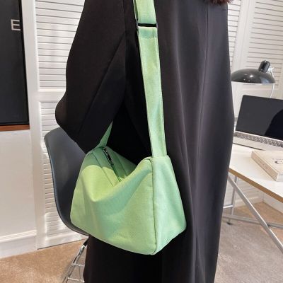 ：“{—— Large-Capacity Bag New Bag Womens Fashion Simple Commuter Bag Messenger Bag Sense One Shoulder Portable Small Square Bag