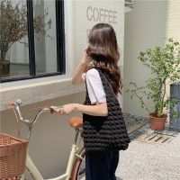 Portable pleated cloud shoulder bag underarm bag 2022 new small fresh girly texture simple one-shoulder hand-carried bento bag