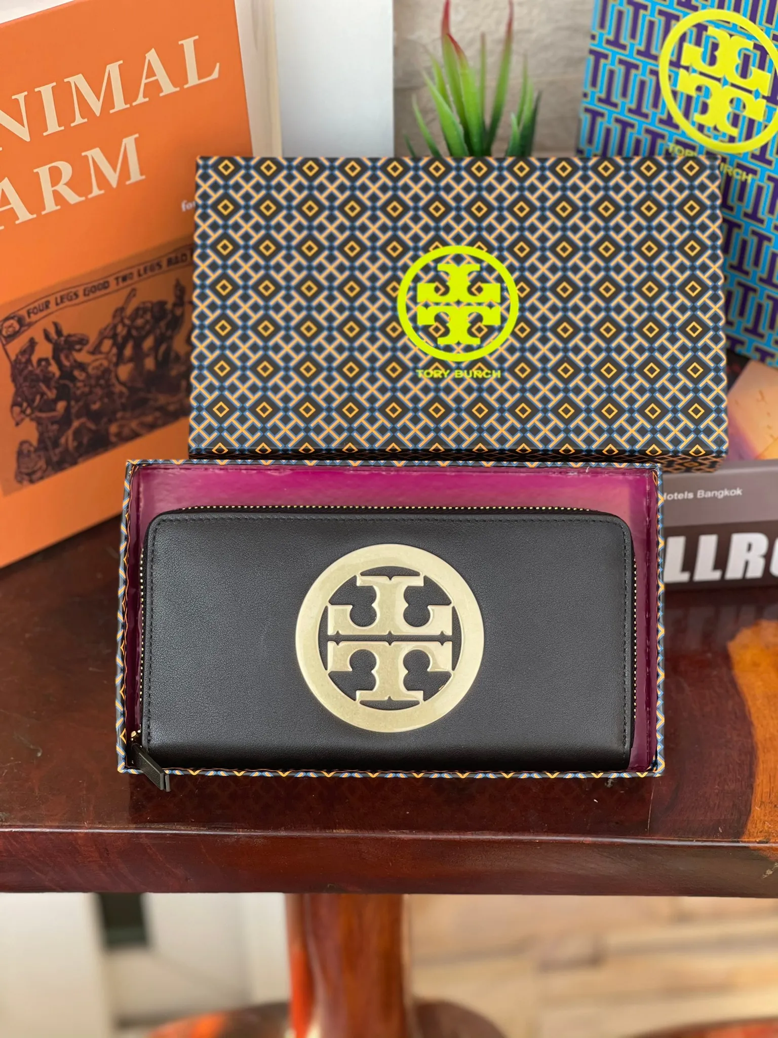 กระเป๋าเงิน ใบยาว Tory burch charlie zip continental wallet  กระเป๋าสตางค์สุดคลาสสิก 