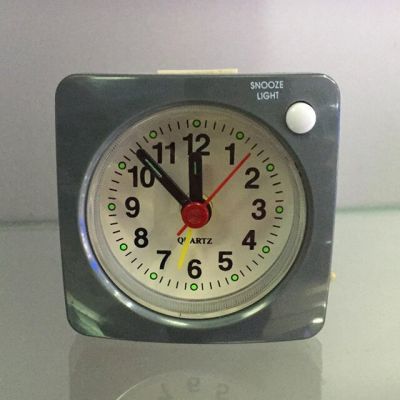 【Worth-Buy】 นาฬิกาปลุกแบบตั้งโต๊ะไม่มีฟ้อง Led ข้างเตียงนาฬิกาปลุกมีไฟเงียบกวาดนาฬิกาปลุกแบบตั้งเตือนซ้ำเครื่องจับเวลามีเสียงเตือนสำหรับการตกแต่งบ้านการเดินทาง