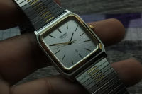 นาฬิกา Vintage มือสองญี่ปุ่น SEIKO 6050 5430 ระบบ QUARTZ ผู้ชาย ทรงสี่เหลี่ยม กรอบเงิน หน้าเทา หน้าปัด 30mm สายสแตนเลสแท้ ใช้งานได้ปกติ สภาพดี ของแท้ ไม่กันน้ำ