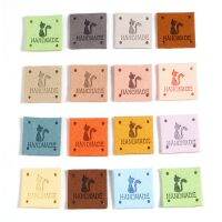 20 PCs Handmade Cat Embossed Faux Suede Garment Tag Square Clothing Sewing Accessories Hat Leather Label Tags 25mm x 25mm Labels