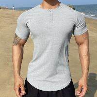 เสื้อยืดผู้ชาย Grey Henley เสื้อ2023แขนสั้นออกกำลังกายกล้ามเนื้อกีฬาลำลองสีล้วนระบายอากาศธรรมดาฟิตเนสเสื้อใหม่สำหรับฤดูร้อน