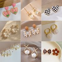 [COD] South Koreas temperament love earrings niche design bow a pair of pearl with personality