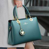 ?handbag branded กระเป๋าสตรีวัยกลางคนอารมณ์ส่งกระเป๋าแม่ 2023 สไตล์ใหม่บรรยากาศแฟชั่นกระเป๋าสะพาย Messenger แบบพกพาความจุขนาดใหญ่ทั้งหมด