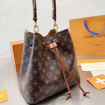 new summer accessory 📸 box bag by @louisvuitton #louisvuitton