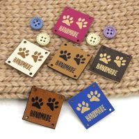 20pcs Square PU Leather Labels Cute Cat Paw Handmade Label for Knitted Hats Bags Sewing Hand Made Tags for Clothing 25*25mm Stickers Labels