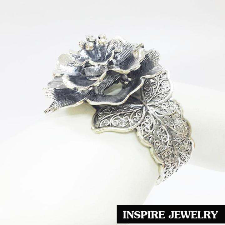 inspire-jewelry-กำไลลายดอกไม้ฉลุลาย-งานdesign-สวยหรู-ตัวเรือน-มีให้เลือกสองสี-ทอง-และ-เงินรมดำสามารถปรับขนาดได้-พร้อมถุงกำมะหยี่-งานแฟชั่น-สีทอง-เงินรมดำ-สำหรับประดับชุดไทย-เสื้อผ้าทุกชุด-สวยหรู