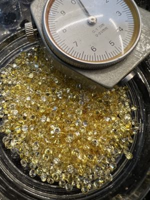 เพชรรัสเซียสีเหลือง BRILLIANT YELLOW American diamond stone ROUND 1.70MM( มิลลิเมตร) 100 PCS( 100 เม็ด) เกรดอย่าง ดี