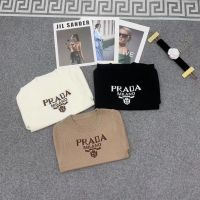 Prada เสื้อถักแขนสั้นสำหรับผู้หญิงเสื้อแจ็คการ์ดตัวอักษรโลโก้แฟชั่นแบบใหม่ในฤดูใบไม้ร่วงแรกของเสื้อยืดถัก