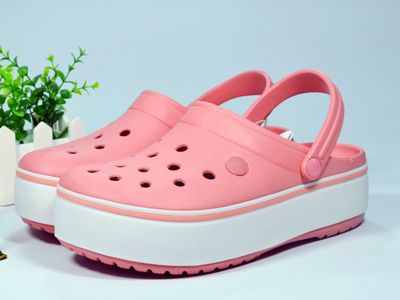 【Ready Stock】2023Crocsˉsame style Elevated anti slip thick sole sandals, beach shoes, summer slippers for external wear