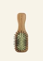 THE BODY SHOP HAIR BRUSH หวีไม้ ขนาดเดินทาง ช่วยให้ผมไม่พันกัน และด้วยคุณสมบัติ ลดประจุไอออนที่เส้นผม ทำให้ผมไม่ชี้ฟูอีกด้วย