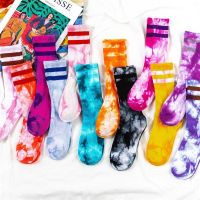 【Sock shop】U Nisex มัดย้อมถุงเท้าถนนแนวโน้มสูงถุงเท้าน้ำด้านบนผู้ชายผู้หญิงผ้าฝ้ายสีทึบลายบาสเกตบอลสเก็ตบอร์ดถุงเท้า Calcetines