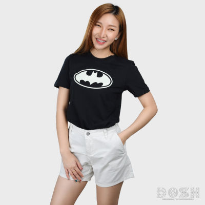 DOSH_WOMEN_S T-SHIRTSเสื้อยืดผู้หญิง คอกลมแขนสั้น สีดำ ลิขสิทธิ์พิมพ์ล เสื้อยืดชาย สีขาว คาบ