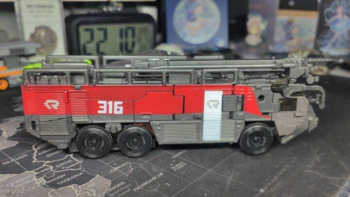 baiwei-18cm-new-transformation-anime-action-figure-toys-boy-cool-fire-truck-beautifully-painted-robot-car-model-ss61-tw-1024