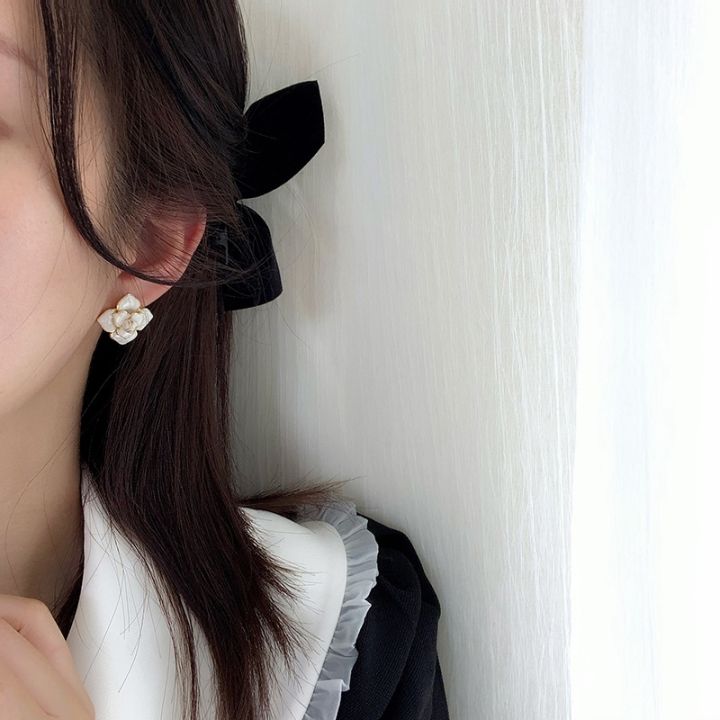 yf-korean-elegant-white-enamel-flower-clip-on-earring-for-women-simple-without-piercing-camellia-metal-earrings-statement-jewelry