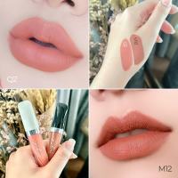 SET GLOSS MYCA Q2+M12 (เซ็ตคู่ 2 ชิ้น) กลอสเนื้อแมท สีสันสวยงาม เนื้อสัมผัสนุ่มเนียนละเอียด เกลี่ยง่าย เม็ดสีชัดเจน ติดทน กันน้ำ ไม่ติดแมส