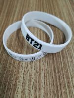 ริทแบรนด์ ซิลิโคน KPOP  bt21
ขนาดกว้าง 1cm. 
 ราคาอันละ 20บาท
มีแต่เส้นผ่าศูนย์กลาง 6cm.