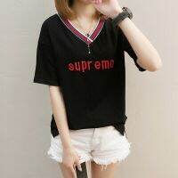 Ar-New เสื้อผ้าผู้หญิงลำลองใหม่ บิ๊กคอวี เสื้อยืดผู้หญิงแขนสั้น รูปแบบการปักตัวอักษร （การส่งมอบให้） A109