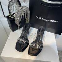 รองเท้าแตะนิ้วเท้าสี่เหลี่ยมประดับพลอยเทียมตัวอักษรสำหรับฤดูร้อน2023 Alexanderwang เป็นรองเท้าแตะแบบใสมีสายรัดข้อเท้าสำหรับผู้หญิง