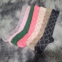 【Sock shop】ผู้หญิงฤดูหนาวผ้าฝ้ายจดหมายถุงเท้ายาวฮาราจูกุที่มีสีสันตลกถุงเท้า Streetwear สบายๆสเก็ตบอร์ดถุงน่องยาว