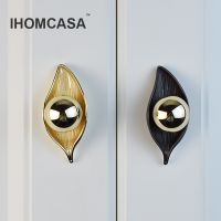 IHOMCASA ลูกบิดที่จับตู้กับข้าว Perabot Dapur รูปใบไม้สีดำสำหรับประตูลิ้นชักตู้เสื้อผ้าดึงทองเหลืองแบบยุโรปโบราณ