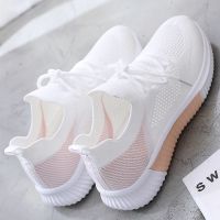 [Flying shoes]รองเท้าผู้หญิง2022ฤดูใบไม้ผลิสีขาวกีฬาระบายอากาศได้ดีตาข่ายอเนกประสงค์เดินกลวงฤดูร้อนผ้าระบายรองเท้าผ้าใบสตรีไม่ลื่น