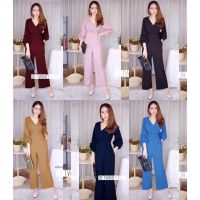 M4317  Jumpsuit ขายาว คอวีไขว้ แต่งจีบช่วงแขนแต่งพองเป็นชั้น เรเยอร์ ขายาว ทรงกระบอกกว้าง เอวไม่สม็อค มีซิปหลังค่ะ งานผ้าซาร่าทั้งชุด โทนสีพื้นดูเรียบหรู ดูดี มีคลาสสุดๆ ใส่ได้บ่อยๆ