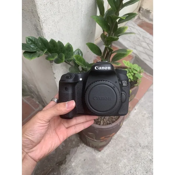 Canon EOS 70D Kit là một sản phẩm hoàn hảo cho bất kỳ ai yêu thích nhiếp ảnh chuyên nghiệp. Với bộ kit này, bạn có thể bắt đầu sự nghiệp chụp ảnh của mình một cách dễ dàng và tiện lợi. Hãy xem ảnh liên quan đến Canon EOS 70D Kit để khám phá những tính năng tuyệt vời của sản phẩm này.