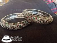 กำไลไทย ข้อมือผู้หญิง ลายพาดลงยาสลับดอกจิก สีเงินรมดำ/สีเงินขาว/สีทอง เครื่องประดับชุดไทย ร้าน ประดับไทย white hat