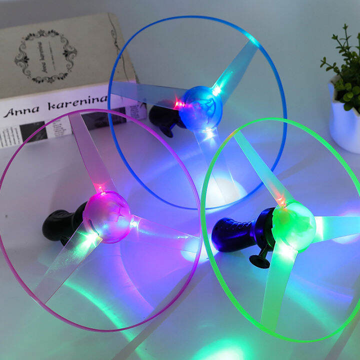 funny-spinning-flyer-luminous-flying-ufo-led-light-handle-flash-flying-ของเล่นสำหรับเด็กเกมกลางแจ้งสีสุ่ม