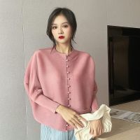 2023 Hot Miyake pleated short buttoned top bat sleeves loose single-breasted pocket design round neck long-sleeved cardigan jacket