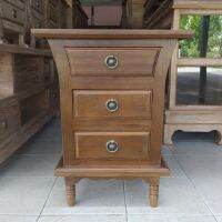 ตู้ข้างเตียง โต๊ะข้างเตียง ขากลึง (Bedside cabinet)ขนาด กว้าง51xลึก33xสูง62 cm. สีโอ็คตู้ข้างเตียง มีลิ้นชัก 3 ช่องตู้ไม้สัก โต๊ะไม้สัก