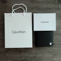 กระเป๋าสตางค์ ใบสั้น CalvinKlei่n Short Wallet ด้านหน้าตกแต่งด้วยโลหะเงินปั๊มแบรนด์ ภายในมีช่องใส่ธนบัตร 2 ช่อง ช่องใส่บัตร 5 ช่อง และช่องใส่เหรียญ จะมอบเป็นของขวัญหรือใช้เองก็แนะนำค่ะ