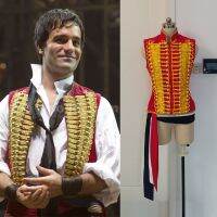 ดนตรี Les Miserables Enjolras คอสเพลย์สีแดงเสื้อกั๊ก Sash แจ็คเก็ตเครื่องแต่งกายประสิทธิภาพเครื่องแบบยุคฮาโลวีนเทศกาลผู้หญิงผู้ชาย