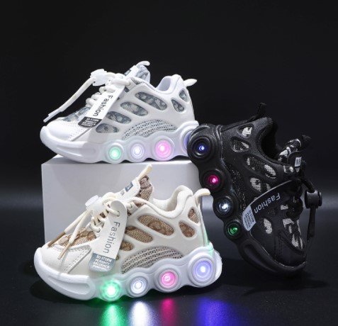 Kids Novelty LED Light Up Shoes Lightweight Tennis Shoes Sneakers 1-6 Years Mesh Breathable Running Shoes 