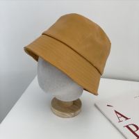 {You have a hat} หนัง PU แบบใหม่สีทึบ Topi Bucket สำหรับฤดูใบไม้ร่วงและฤดูหนาวหมวกชาวประมงบุคลิกภาพอเนกประสงค์สำหรับฝากระโปรงอ่างเดินทาง