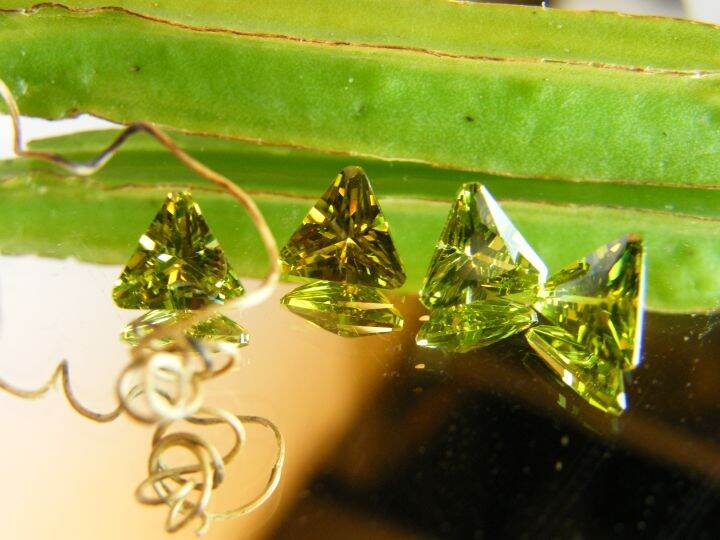 เพชร-cz-คิวบิกเซอร์โคเนีย-เพชรรัสเซีย-cubic-zirconia-รูปสามเหลี่ยม-สีเปริดอท-peridot-american-diamond-stone-triangle-shape-7x7-mm-2-pcs-เม็ด