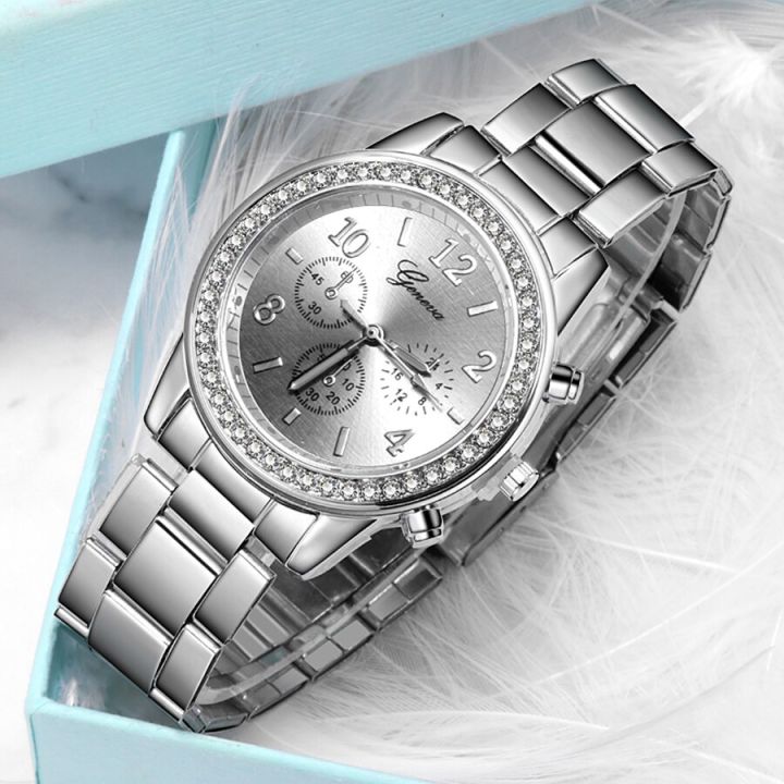 นาฬิกาควอทซ์หรูหรา1ชิ้นสำหรับธุรกิจผู้หญิงแฟชั่นลำลองประดับพลอยเทียมทรงกลมนาฬิการัดโลหะสแตนเลสสีเงิน