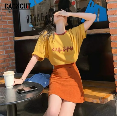 CACNCUT เซ็ต2ชิ้นสำหรับผู้หญิงชุดเสื้อยืดแขนสั้นตัวอักษรแฟชั่นสไตล์เกาหลี + กระโปรงทรงเอเอวสูง