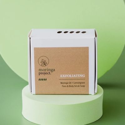 Moringa Project Exfoliating Moringa Scrub & Lemongrass Soap สบู่ขัดผิวสูตรมะรุม & ตะไคร้ สำหรับผิวหน้าและผิวกาย (100g)
