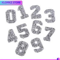 KLOMKZ 20PCS 2.3นิ้วค่ะ แผ่นเหล็กตัวเลขพลอยเทียม คริสตัลพลอยเทียม เงินสีเงิน 0-9ตัวอักษรเย็บบนแพทช์ อุปกรณ์ตกแต่งตกแต่ง ศิลปะการปะติดตัวอักษรระยิบระยับ สำหรับเสื้อผ้า DIY