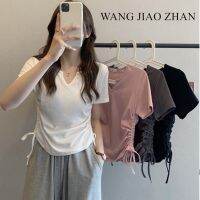 zhouyiping 【เสื้อผ้าแบรนด์เนม】เสื้อยืดคอวีแขนสั้นผู้หญิงสีทึบแฟชั่นอเนกประสงค์พร้อมเชือกผูก