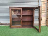 ตู้โชว์ไม้สัก (Teak display cabinet) ติดผนัง ขนาด กว้าง60xลึก14xสูง50 Cm ตู้กระจก ประตูกระจก 2 บานเปิด มี 3 ชั้น สีโอ็ค ประกอบสำเร็จแล้ว เป็นงานฝีมือ