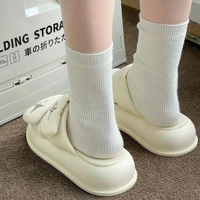 2023 new Stepping on feces feeling slippers womens high-value hot style ins fashion all-match super soft thick-soled beach outerwear