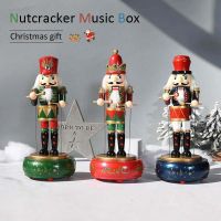 【CW】 36CM Nutcracker Wooden Soldier Doll Music Box Puppet Walnut Handcraft Christmas Ctmas Gift Festival Ornament Home Decoration