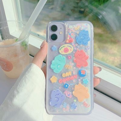 （cold noodles）    Glitter Dynamic Liquid เคสโทรศัพท์แฟชั่นของขวัญปีใหม่สำหรับ IPhone 13 12 11 Pro 7 8 Plus X XR XS MAX Candy Cat Quicksand Cover